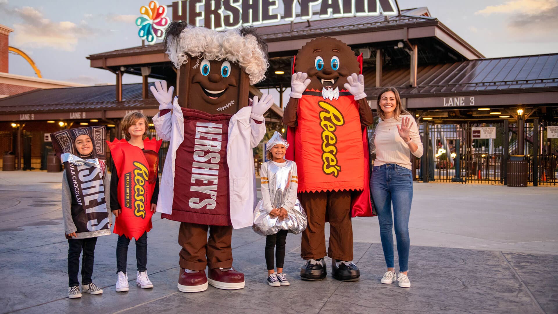 kids-with-hersheypark-characters-halloween-slide-002.jpg