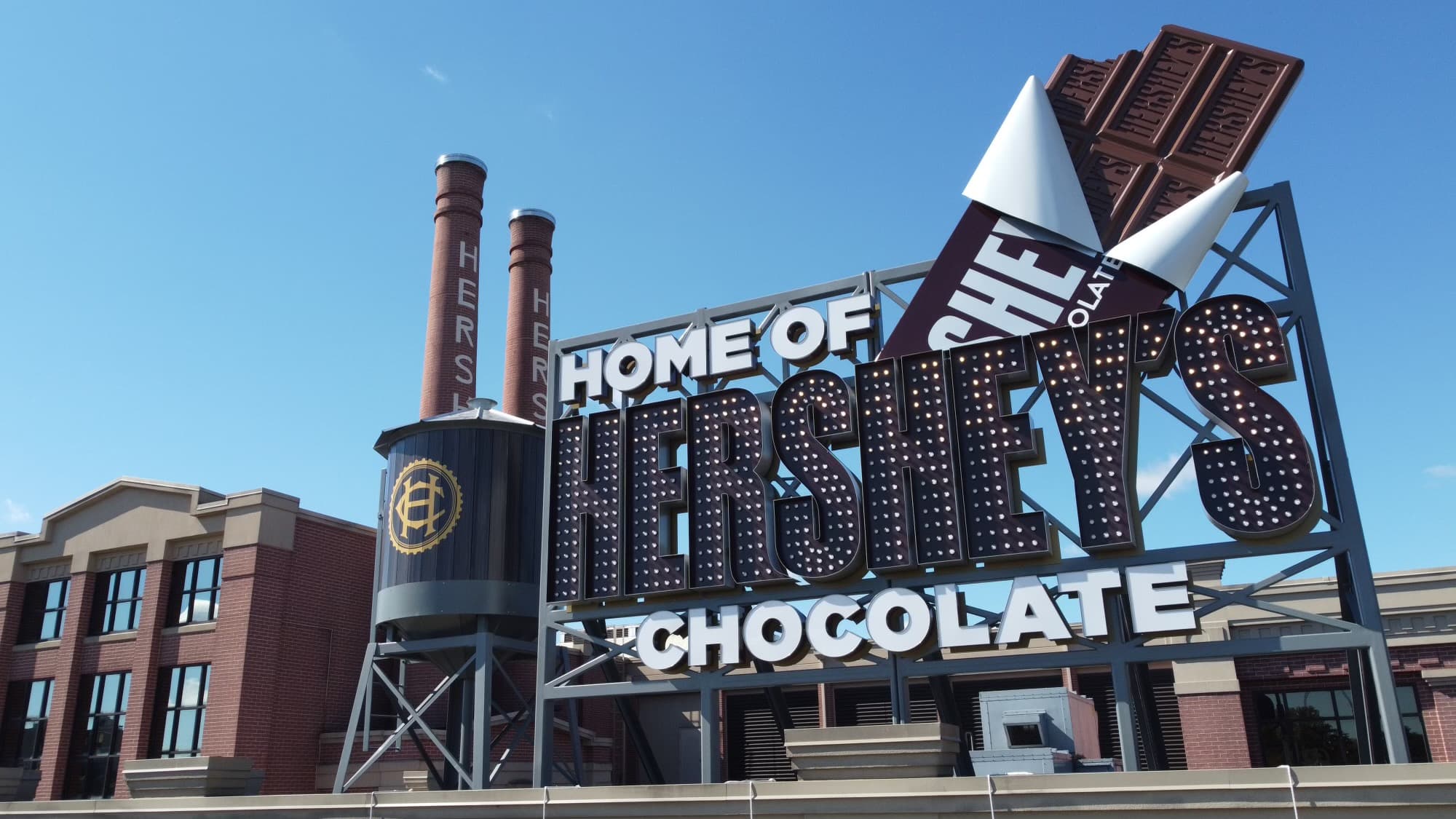 exterior-of-hersheys-chocolate-world.jpg