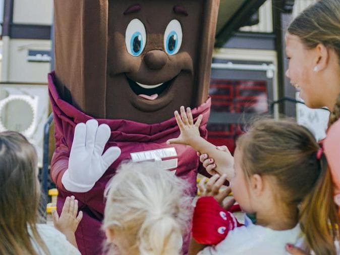 kids high fiving hershey bar character